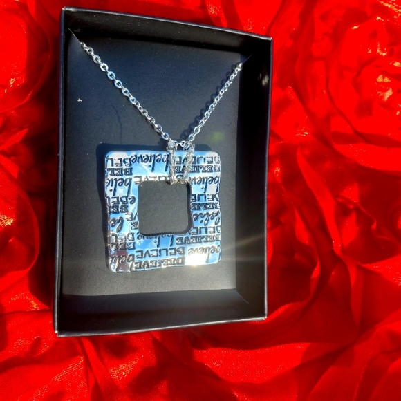 Silver Beautiful necklace ๐ with pendant - Picture 3 of 3